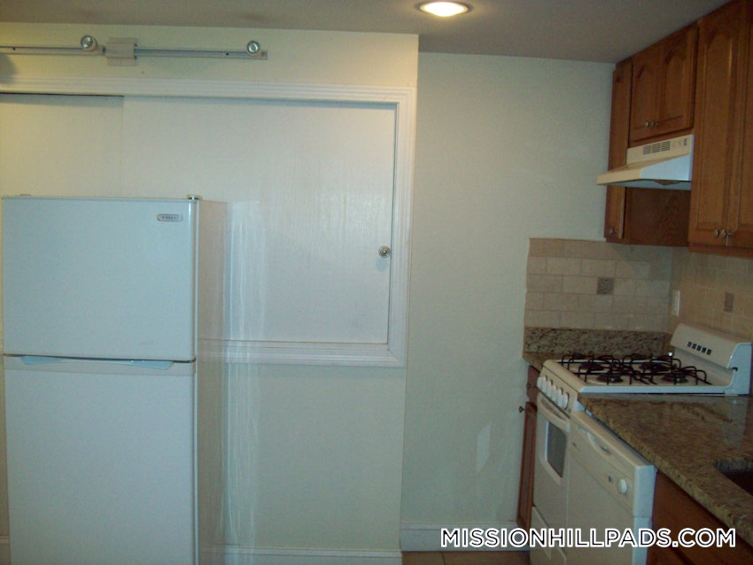 BOSTON - MISSION HILL - 3 Beds, 1 Bath - Image 3