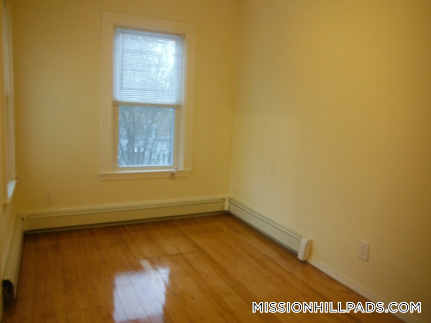 BOSTON - MISSION HILL - 4 Beds, 1.5 Baths - Image 17