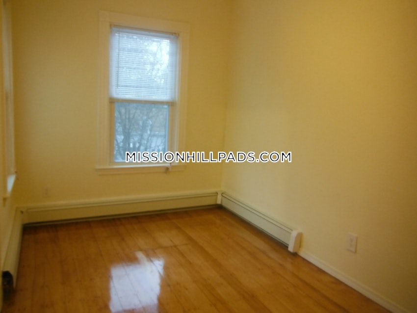 BOSTON - MISSION HILL - 4 Beds, 1.5 Baths - Image 17