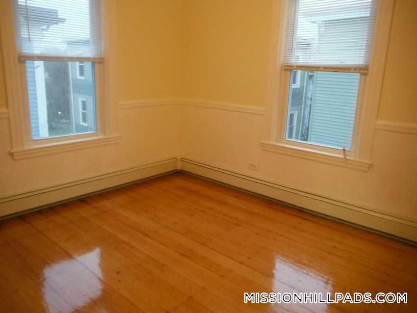 BOSTON - MISSION HILL - 4 Beds, 1.5 Baths - Image 13