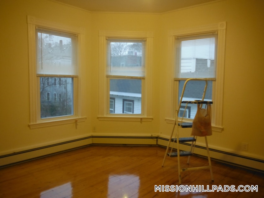 BOSTON - MISSION HILL - 4 Beds, 1.5 Baths - Image 10