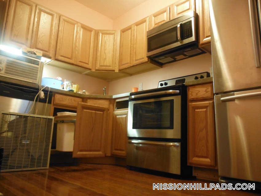 BOSTON - MISSION HILL - 4 Beds, 1.5 Baths - Image 9