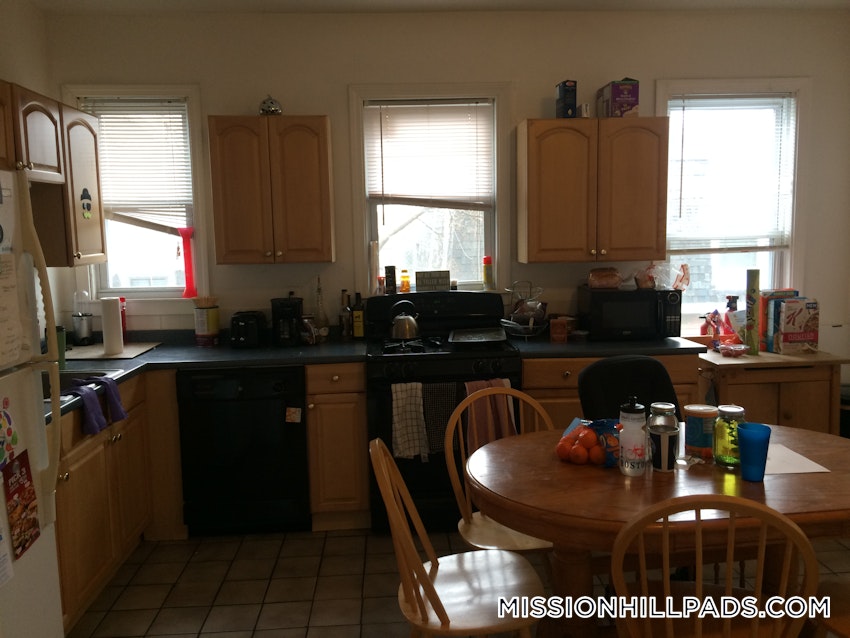 BOSTON - MISSION HILL - 4 Beds, 1 Bath - Image 4