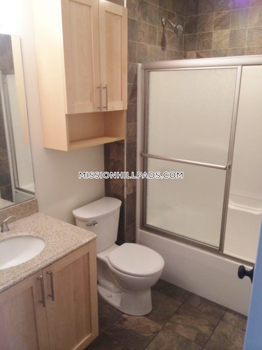 BOSTON - MISSION HILL - 4 Beds, 2 Baths - Image 4