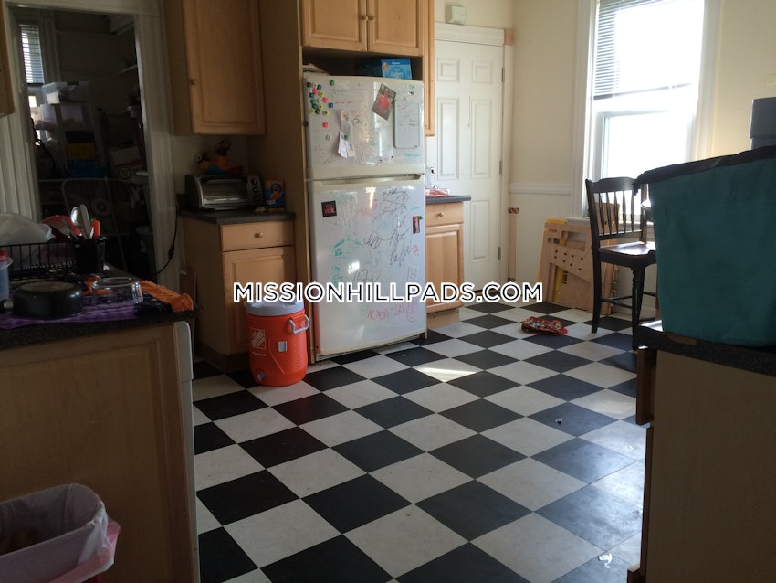 BOSTON - MISSION HILL - 3 Beds, 1 Bath - Image 9