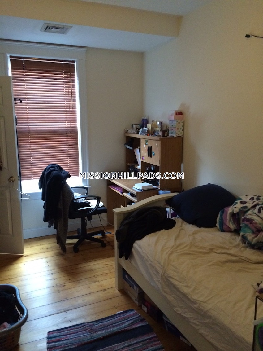 BOSTON - MISSION HILL - 3 Beds, 1 Bath - Image 12