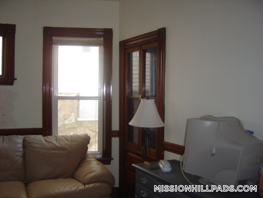 BOSTON - MISSION HILL - 3 Beds, 1 Bath - Image 29