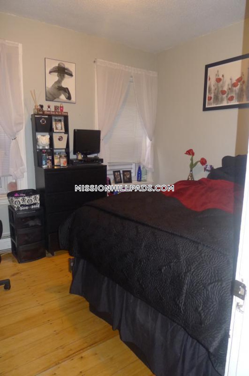 BOSTON - MISSION HILL - 4 Beds, 1 Bath - Image 3