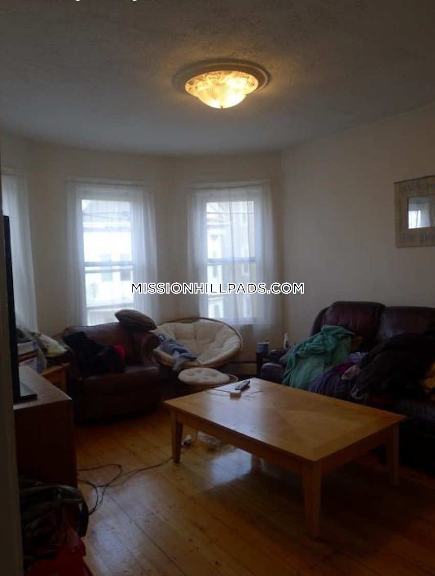 BOSTON - MISSION HILL - 4 Beds, 1 Bath - Image 5