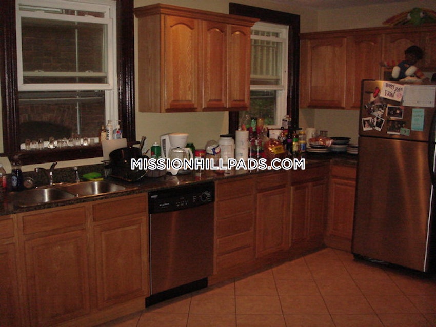 BOSTON - MISSION HILL - 5 Beds, 2 Baths - Image 3