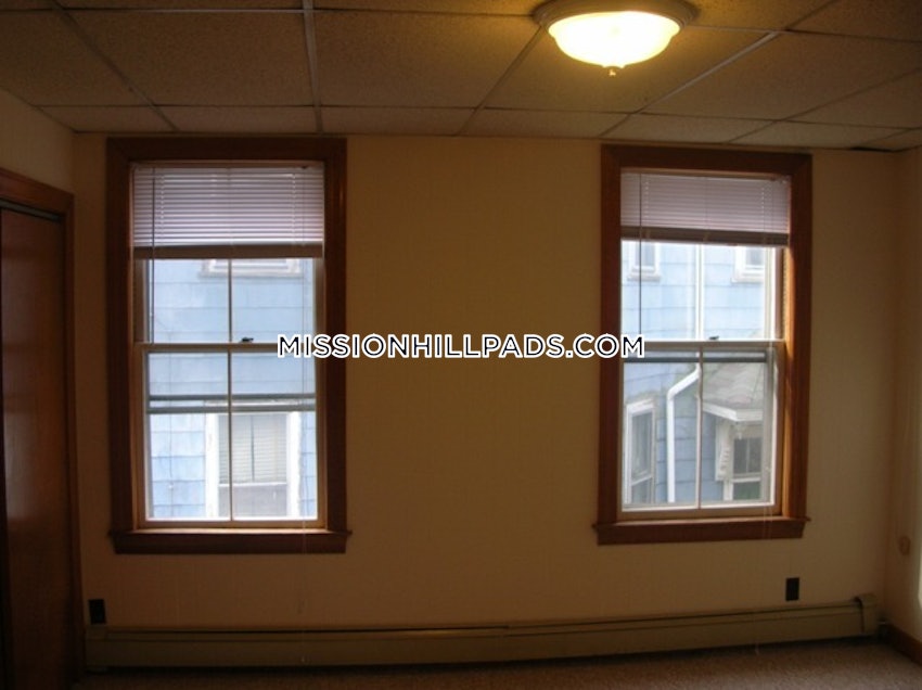 BOSTON - MISSION HILL - 4 Beds, 1 Bath - Image 6