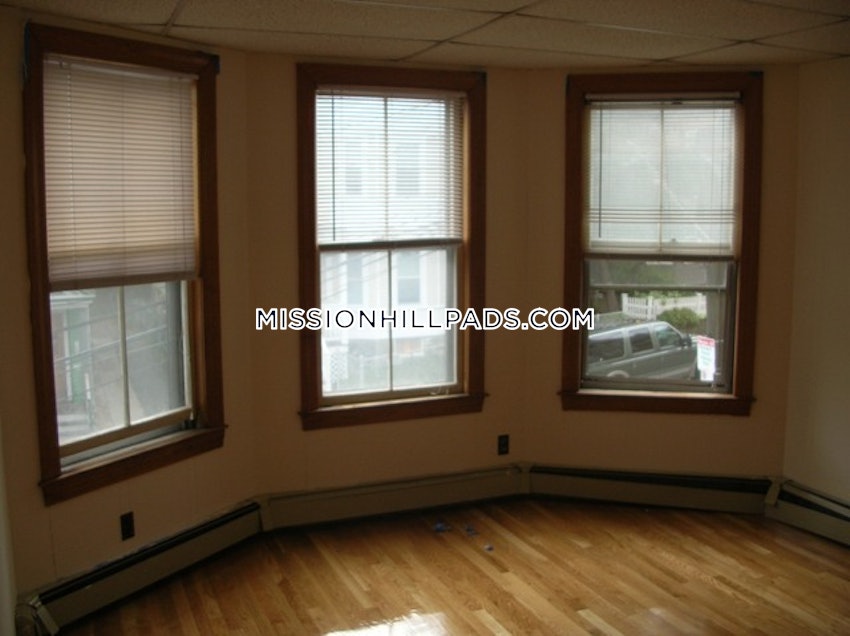 BOSTON - MISSION HILL - 4 Beds, 1 Bath - Image 5