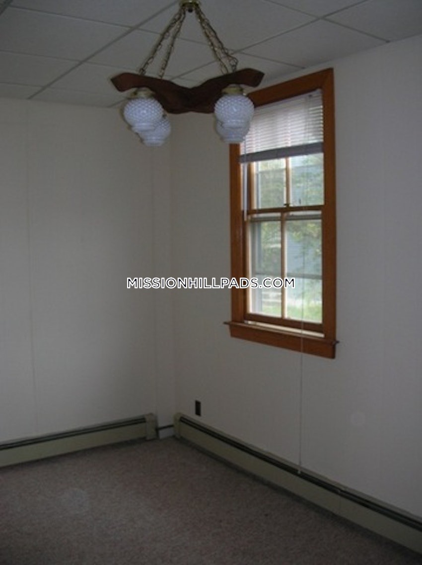 BOSTON - MISSION HILL - 4 Beds, 1 Bath - Image 3