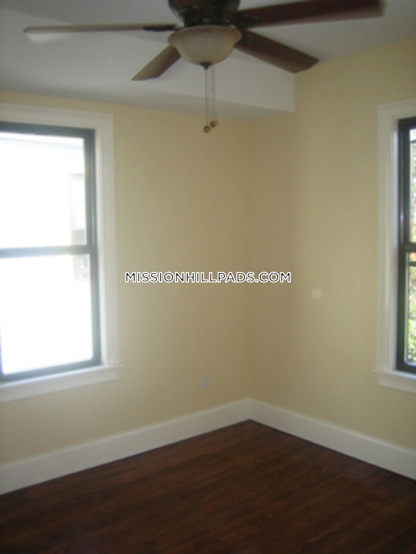 BOSTON - MISSION HILL - 4 Beds, 2 Baths - Image 16