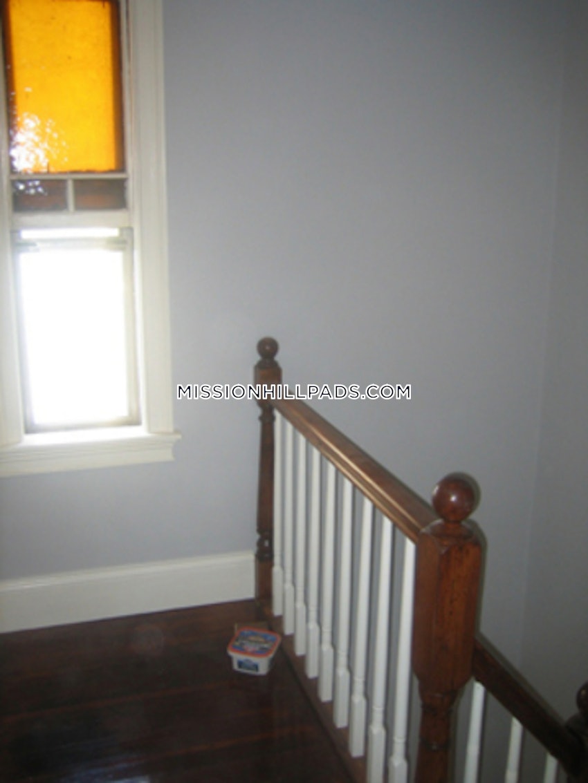 BOSTON - MISSION HILL - 4 Beds, 2 Baths - Image 13