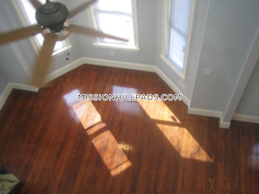 BOSTON - MISSION HILL - 4 Beds, 2 Baths - Image 10