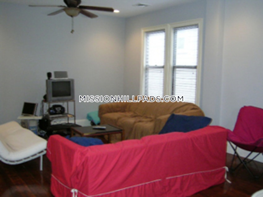 BOSTON - MISSION HILL - 4 Beds, 2 Baths - Image 9