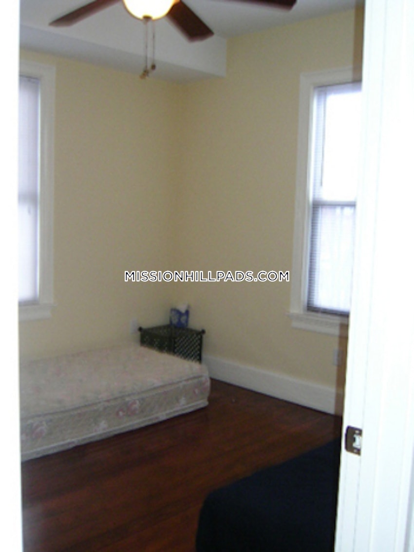 BOSTON - MISSION HILL - 4 Beds, 2 Baths - Image 8