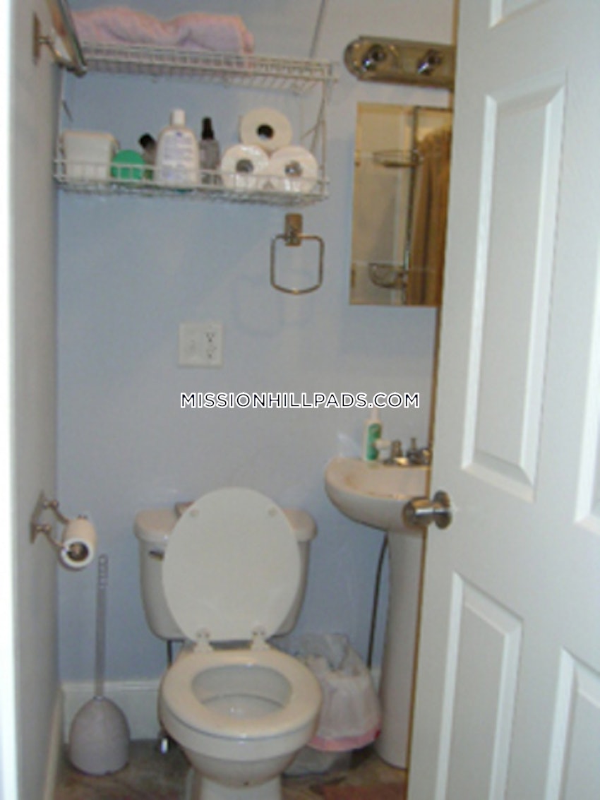 BOSTON - MISSION HILL - 4 Beds, 2 Baths - Image 3