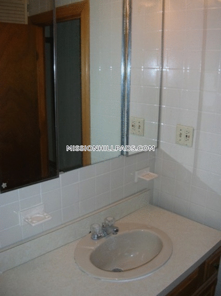 BOSTON - MISSION HILL - 4 Beds, 1 Bath - Image 1