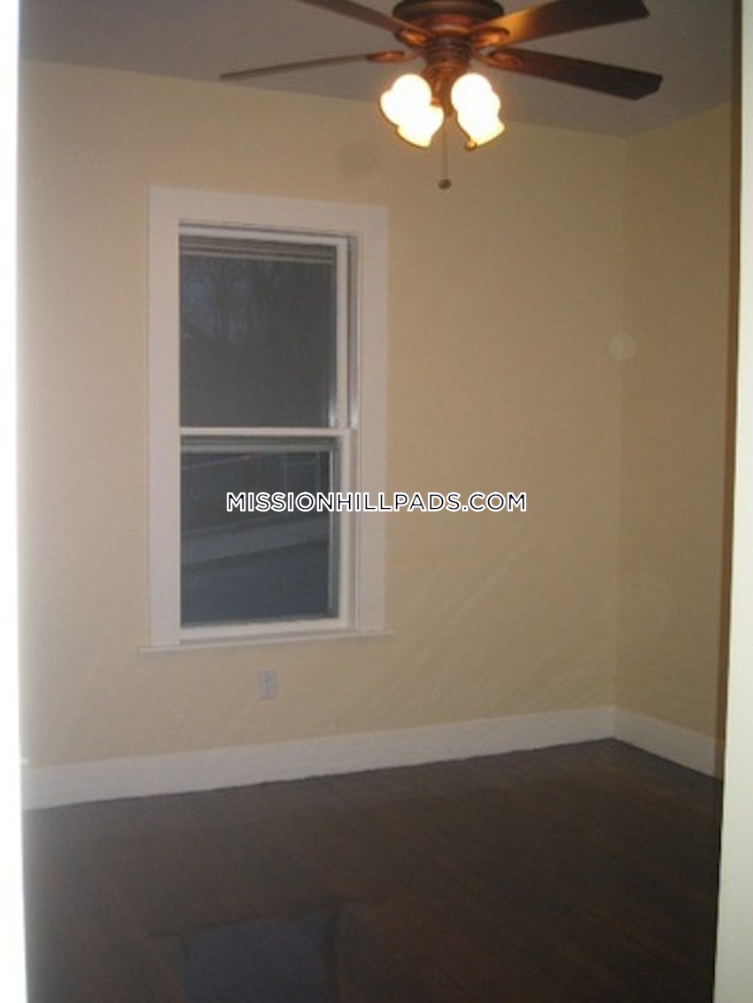 BOSTON - MISSION HILL - 5 Beds, 2 Baths - Image 12