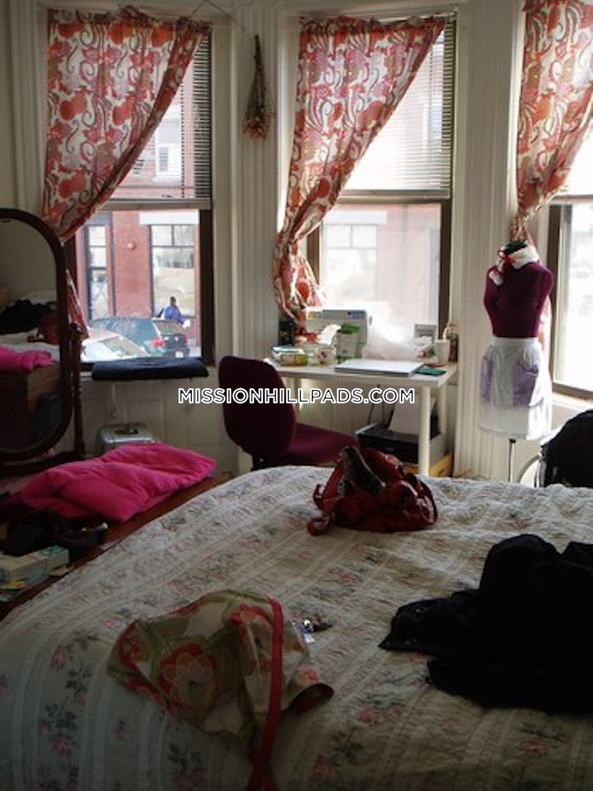 BOSTON - MISSION HILL - 4 Beds, 2 Baths - Image 4