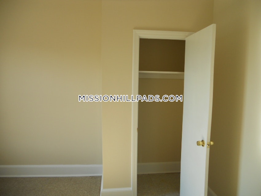 BOSTON - ROXBURY - 4 Beds, 1 Bath - Image 12