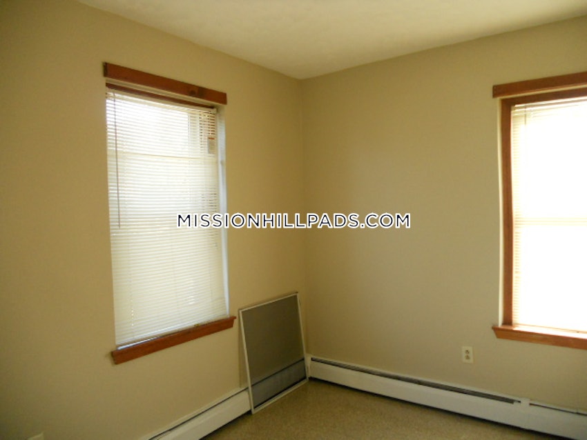 BOSTON - ROXBURY - 4 Beds, 1 Bath - Image 7