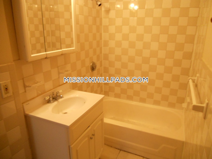 BOSTON - ROXBURY - 4 Beds, 1 Bath - Image 16