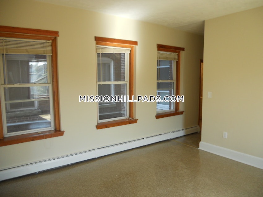 BOSTON - ROXBURY - 4 Beds, 1 Bath - Image 9