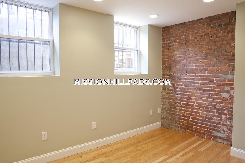 BOSTON - ROXBURY - 3 Beds, 1.5 Baths - Image 4