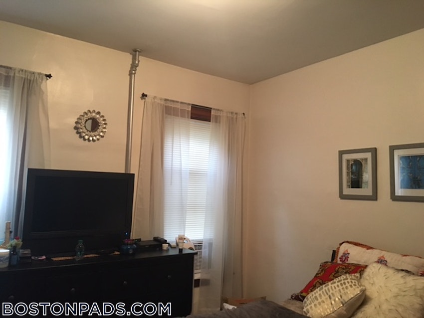 SOMERVILLE - DAVIS SQUARE - 4 Beds, 2 Baths - Image 5