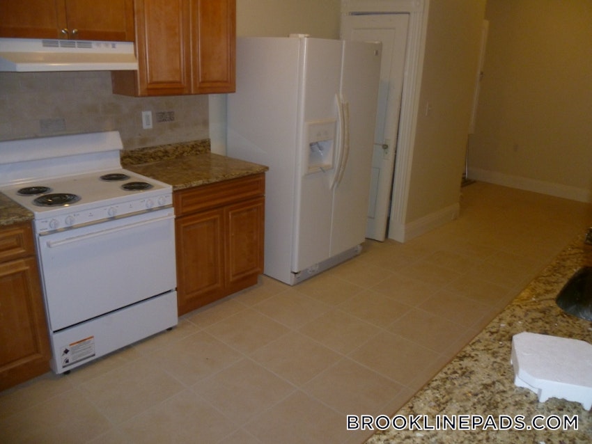 BROOKLINE- BOSTON UNIVERSITY - 4 Beds, 2 Baths - Image 8