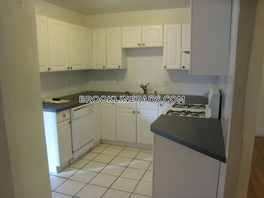 BROOKLINE- BOSTON UNIVERSITY - 4 Beds, 1 Bath - Image 13