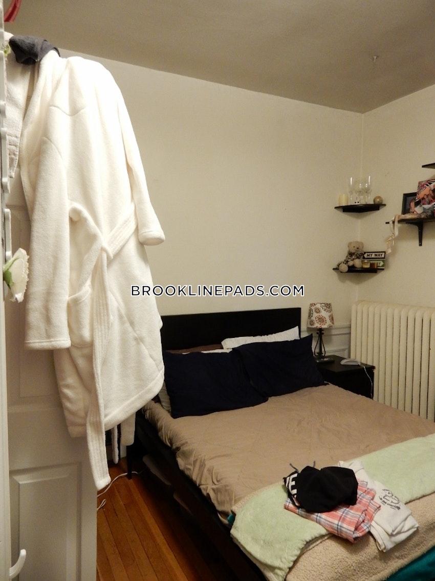 BROOKLINE- BOSTON UNIVERSITY - 4 Beds, 1 Bath - Image 10