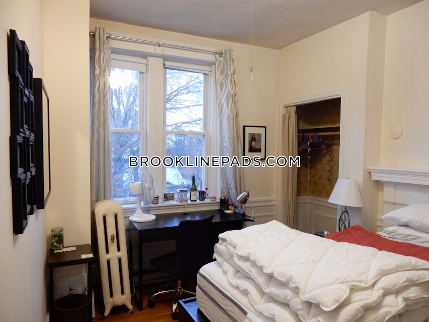 BROOKLINE- BOSTON UNIVERSITY - 4 Beds, 1 Bath - Image 9