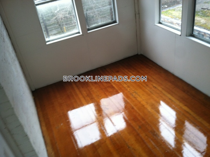 BROOKLINE - CLEVELAND CIRCLE - 4 Beds, 2 Baths - Image 9