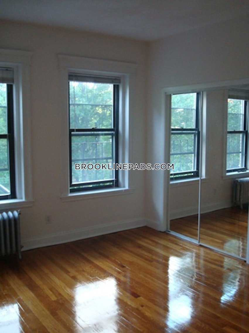 BROOKLINE- WASHINGTON SQUARE - 3 Beds, 1 Bath - Image 7