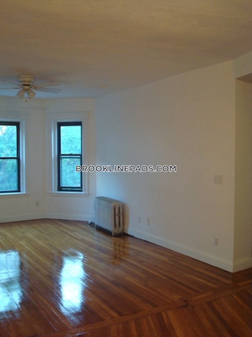 BROOKLINE- WASHINGTON SQUARE - 3 Beds, 1 Bath - Image 2