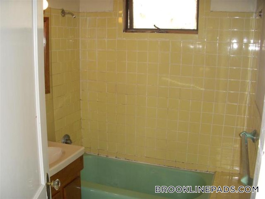 BROOKLINE- WASHINGTON SQUARE - 5 Beds, 1 Bath - Image 4