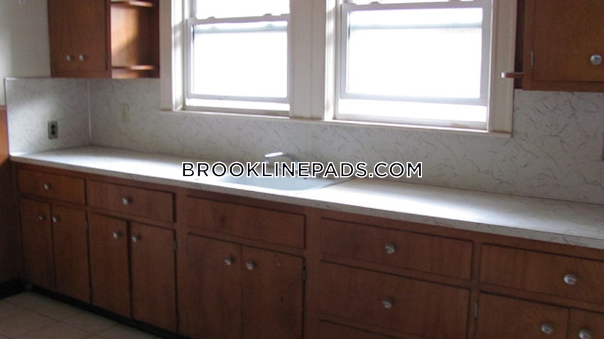 BROOKLINE- WASHINGTON SQUARE - 5 Beds, 1 Bath - Image 3