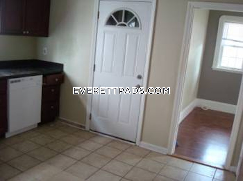 EVERETT - 2 Beds, 1 Bath - Image 4