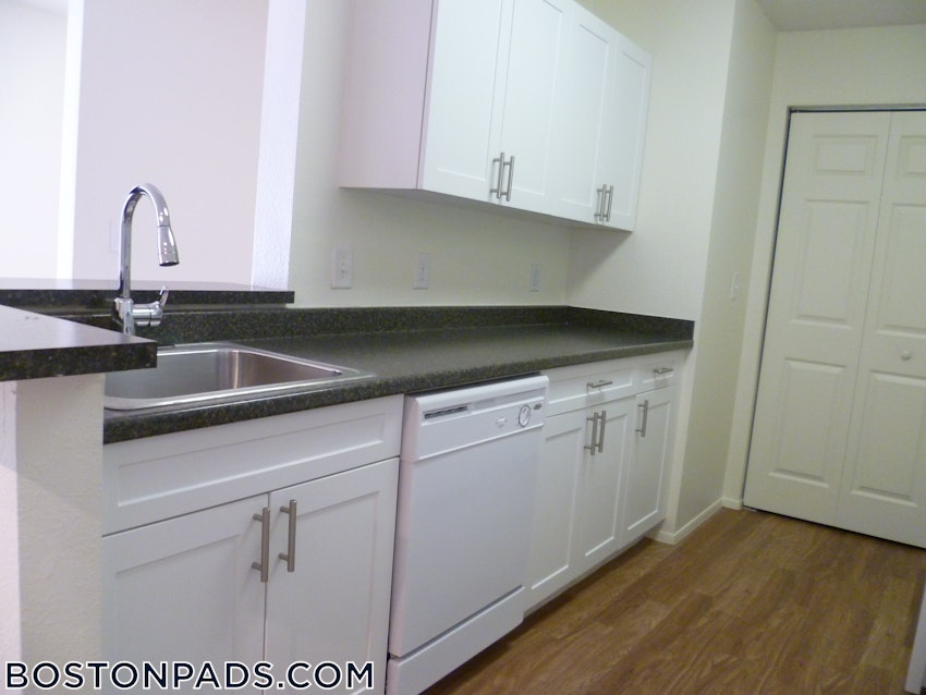 LEXINGTON - 2 Beds, 2 Baths - Image 3