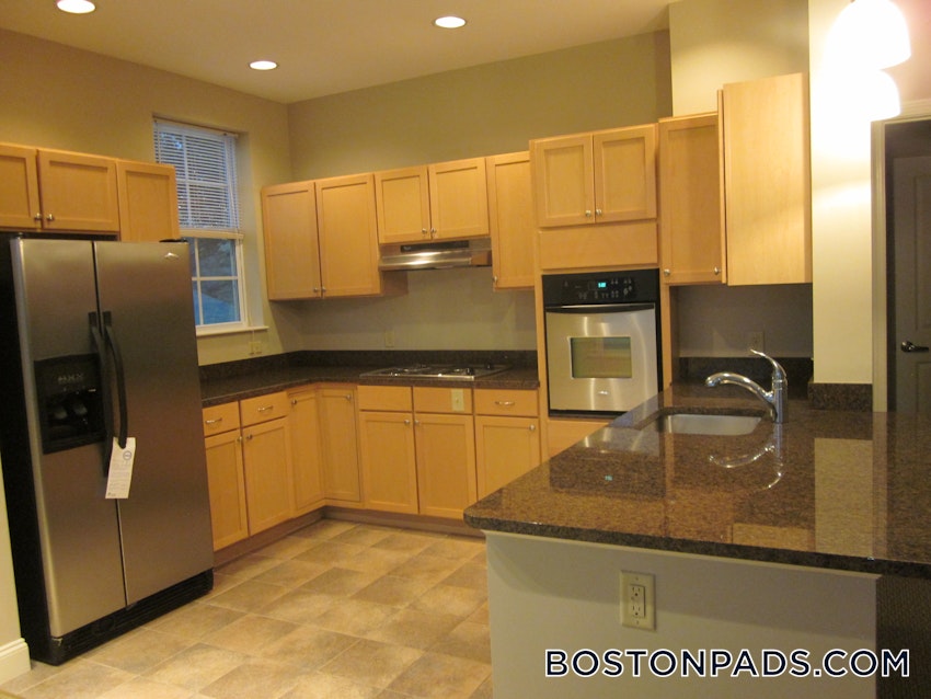 LYNNFIELD - 2 Beds, 2 Baths - Image 3