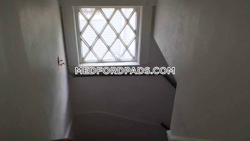 MEDFORD - TUFTS - 4 Beds, 1 Bath - Image 13