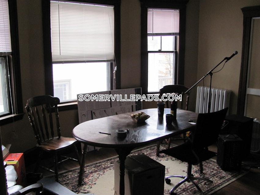 SOMERVILLE - TUFTS - 4 Beds, 1 Bath - Image 2