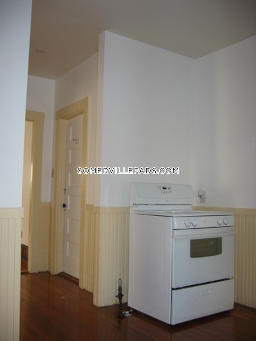 SOMERVILLE - TUFTS - 3 Beds, 1 Bath - Image 18