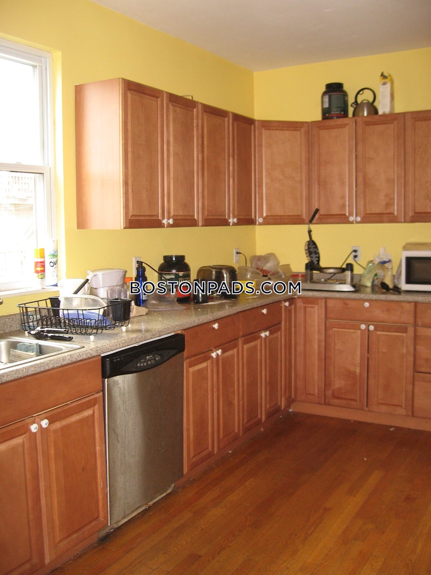 WALTHAM - 5 Beds, 2 Baths - Image 4