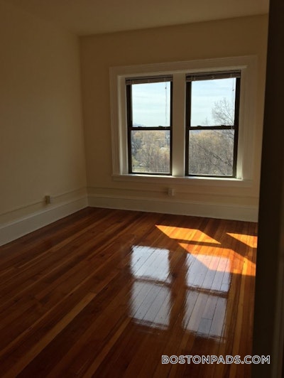 Brookline Sunny and spacious 1 bed 1 bath located on Beacon St in Brookline!   Washington Square - $3,000