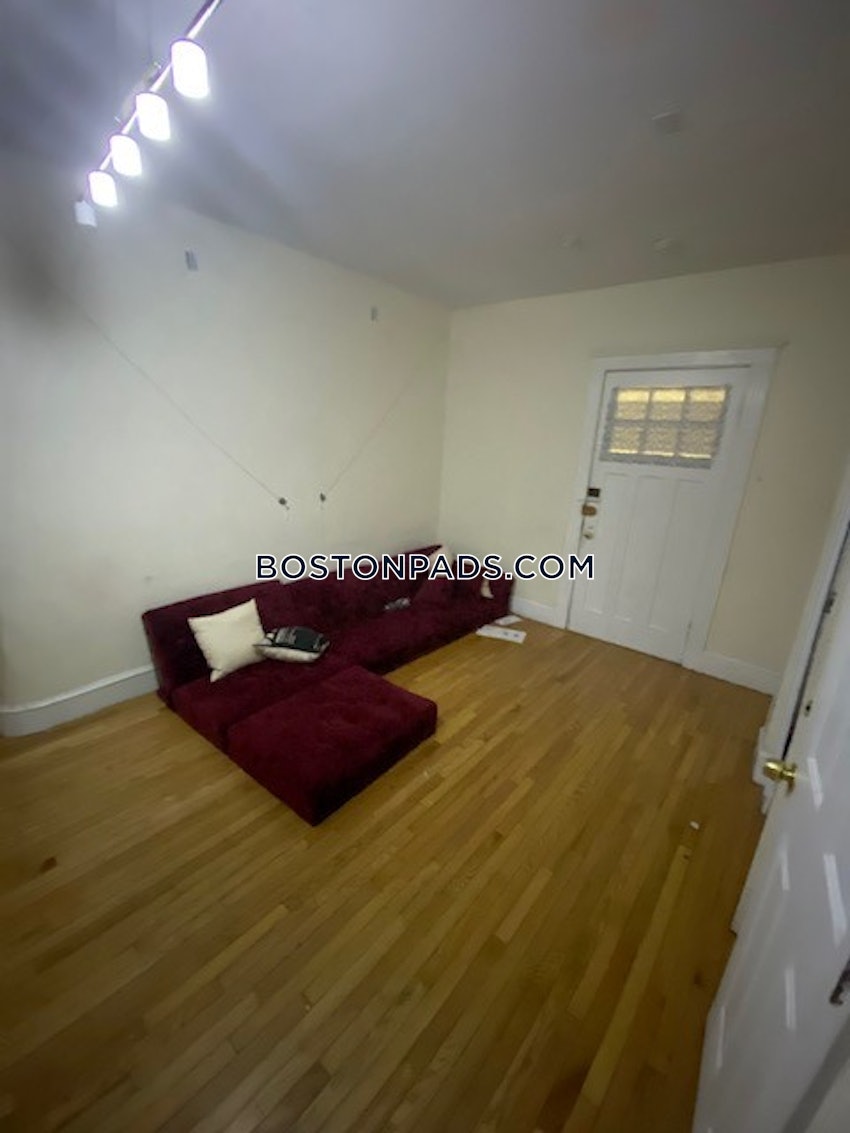 BROOKLINE- BOSTON UNIVERSITY - 4 Beds, 1 Bath - Image 7